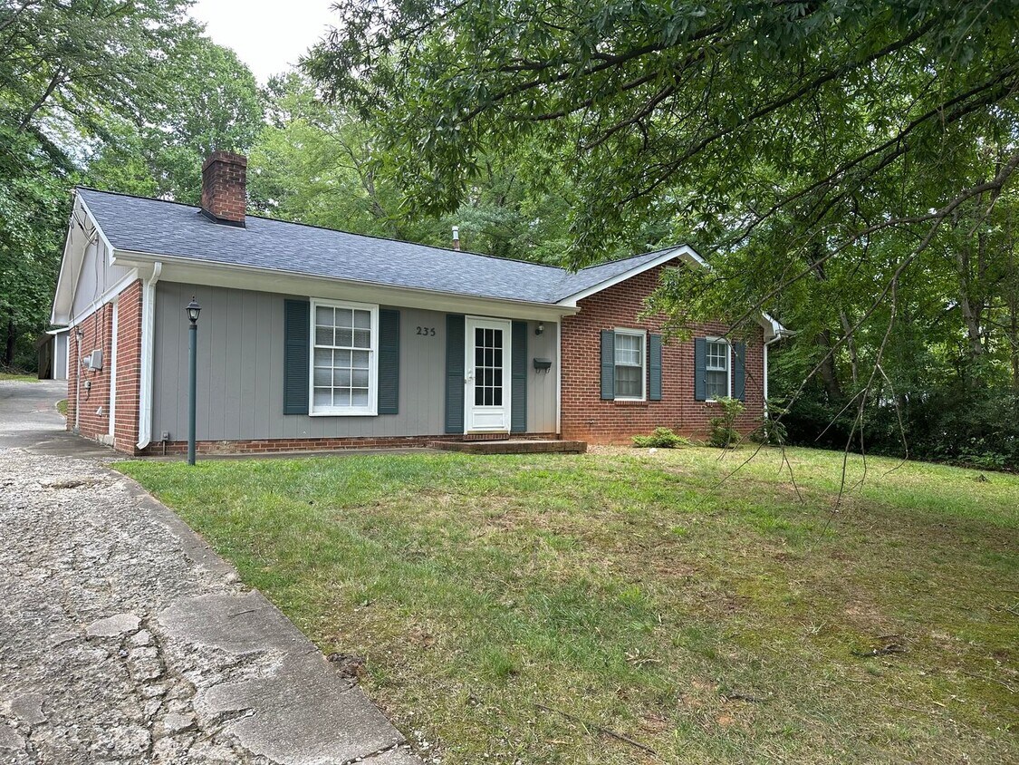 Primary Photo - 3 Bedroom Home on Harper Rd