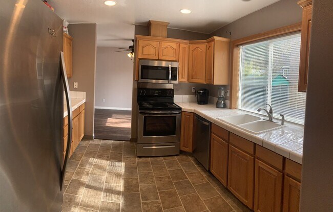 Foto del edificio - $2,650- 3 Bedrooms, 2.5 Baths Two-Story Ho...