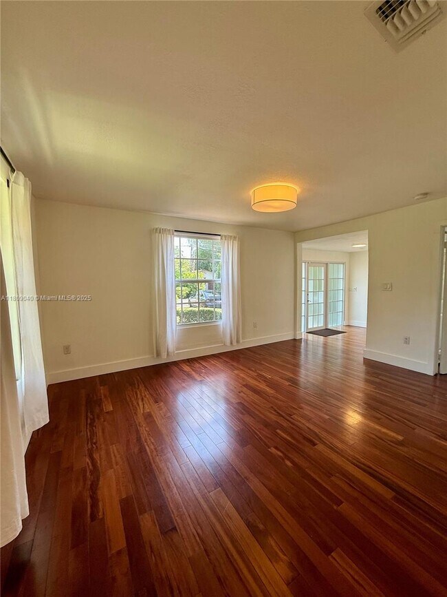 Foto del edificio - 4456 SW 10th St