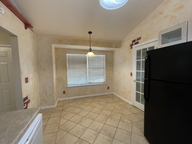 Building Photo - Home For Rent