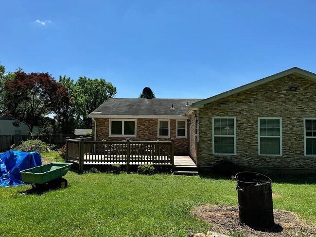 Foto del edificio - 10 Harmon Rd