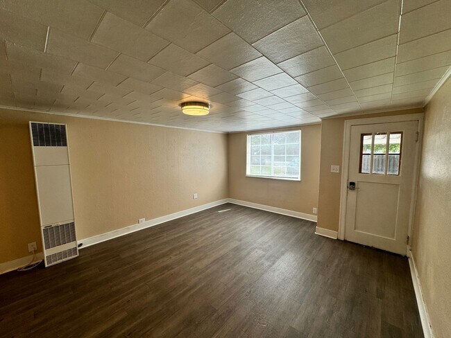 Building Photo - Recently Renovated 1 Bed, 1 Bath Home in S...