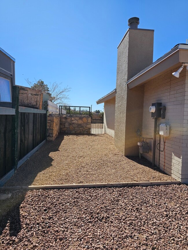 Puerta lateral al patio trasero - 11646 Scott Simpson Dr