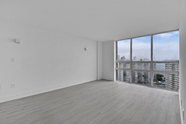 Building Photo - 1450 Brickell Bay Dr