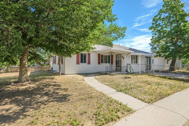 Spacious 3BR Home with Sunroom, Bonus Room & Large Yard - Spacious 3BR Home with Sunroom, Bonus Room & Large Yard