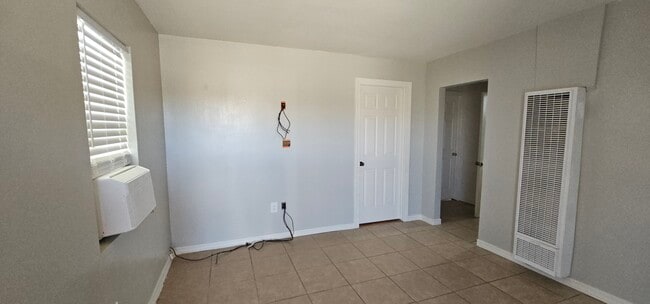 Building Photo - 634 N Eucalyptus Ave