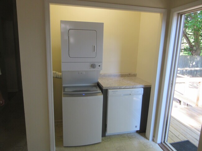 Building Photo - 308 W Maple St