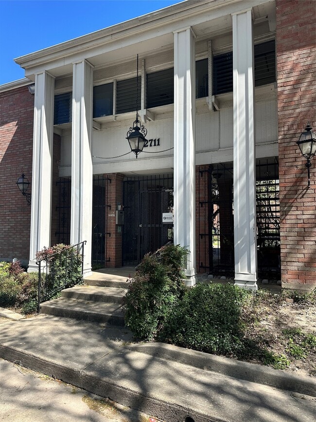 Building Photo - 2711 Briarhurst Dr