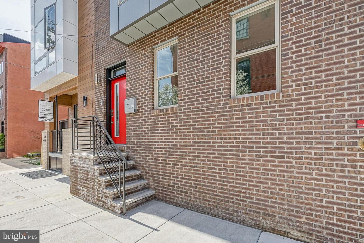 Primary Photo - 300 W Jefferson St
