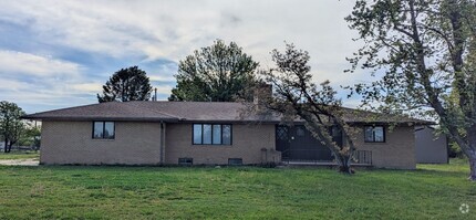 Building Photo - 320 S Dilley St