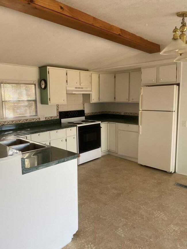 Foto del edificio - 118 Sleepy Mountain Rd