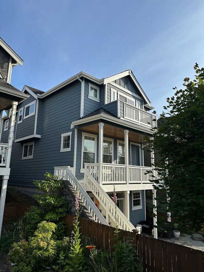 Foto del edificio - Stunning Trilevel home Woodinville!