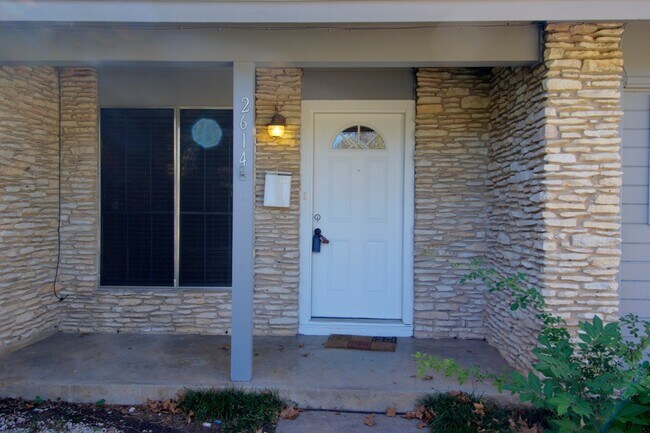 Building Photo - Nice 4 bed 2 bath on tree shaded lot!