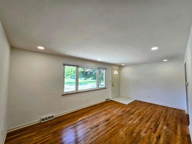 Building Photo - 212 Roanoke Ave