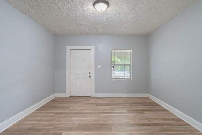Building Photo - Updated and Move-In Ready 3-Bedroom Home