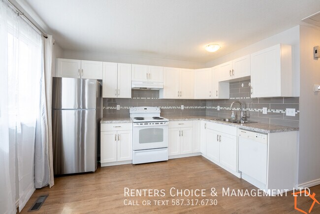 Photo du bâtiment - 2 Bedroom Main Floor, Assigned Parking, Utilities Included