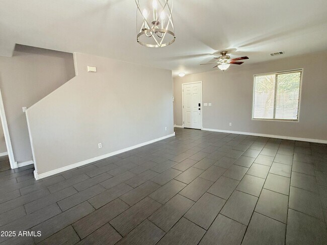Building Photo - 2528 E Meadow Creek Way