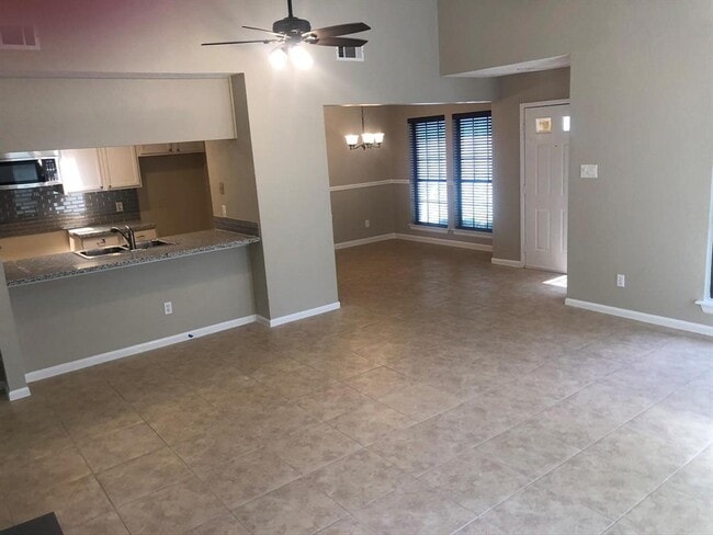 Foto del edificio - 16606 Saturn Ln