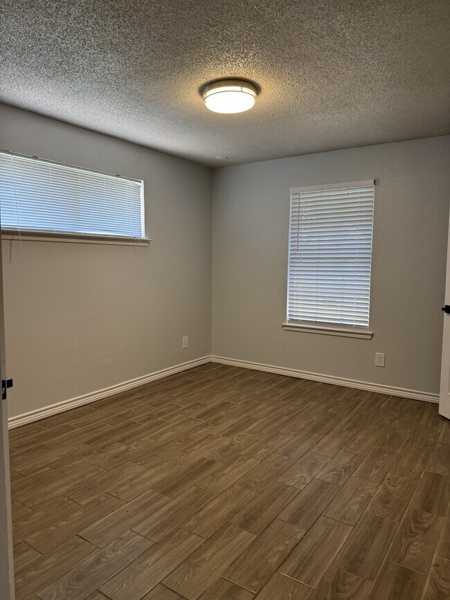 Building Photo - 2121 Oak Valley Ln