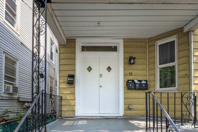 Foto del edificio - Charming 2BR Apartment in Newark