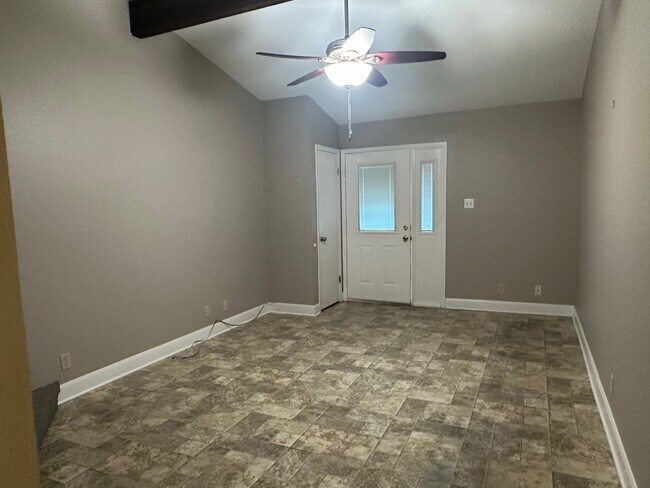 Building Photo - 203 Chantilly St