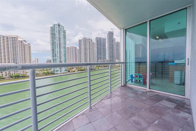 Foto del edificio - 335 S Biscayne Blvd