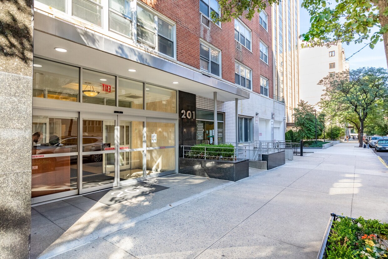 Entrada - 227 Third Ave