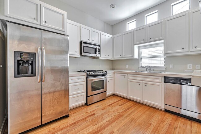 Building Photo - Modern Living Inside the Loop: Spacious, S...