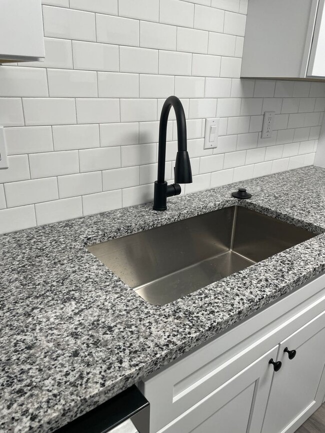 Building Photo - 1206 W Columbia Ave