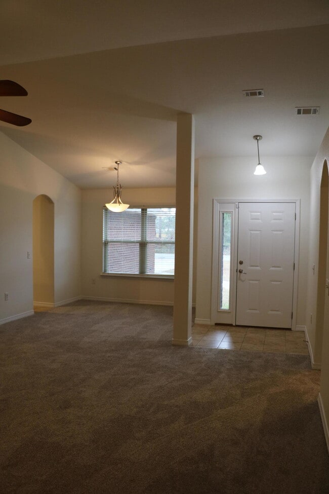 Building Photo - 8202 Pamplona St