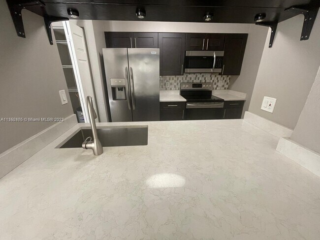 Foto del edificio - 2811 N Oakland Forest Dr