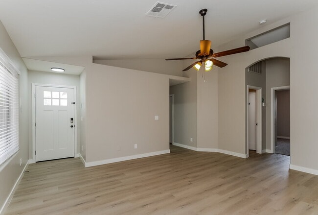 Foto del edificio - 232 N Merrill Rd