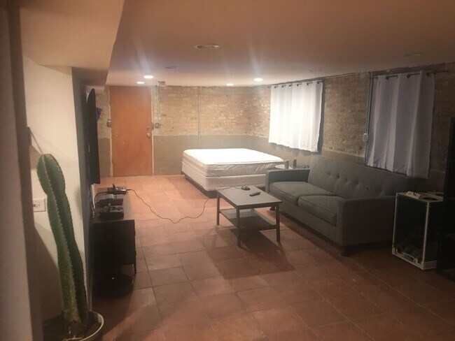 Foto del edificio - 3245 W Division St