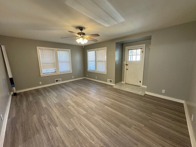 Building Photo - short term lease available