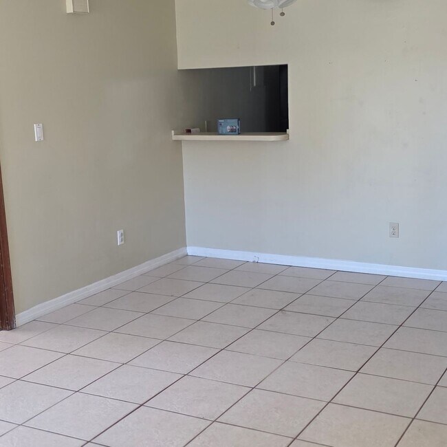 Foto del edificio - 484 Tamarac St