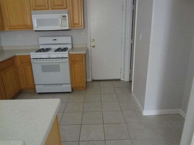 Foto del edificio - THIS 1,596 SQ. FT. HOME HAS 3 BEDROOMS, 2.5 BATHROOMS, A 2 CAR GARAGE LOCATED ON A CORNER LOT AND...