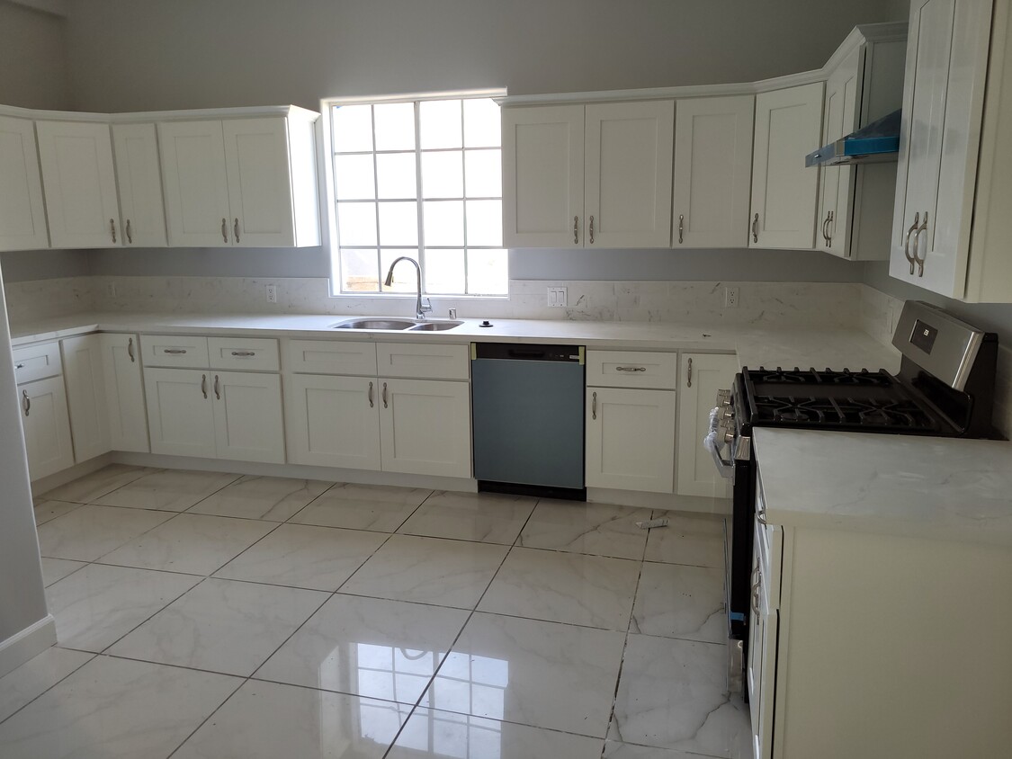 Kitchen - 17449 Martha St
