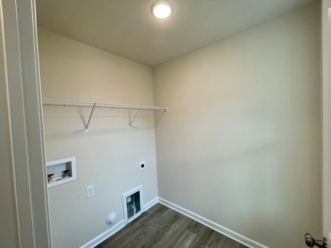 Building Photo - Beautiful 3 Bed 2.5 Bath townhome In Whits...