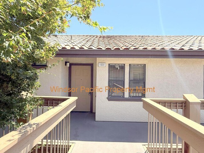 Foto del edificio - BRIGHT TOP FLOOR 2 BEDROOM CONDO ! Vaulted...