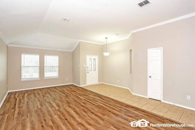 Building Photo - Newly renovated spacious 4 bed/2 bath, wit...