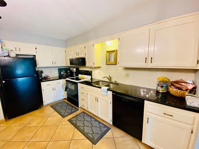 Foto del edificio - {1423} Olathe Townhome + 3Bed/2.5Bath + Fe...