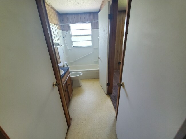 Foto del edificio - 384 Lakeview Dr