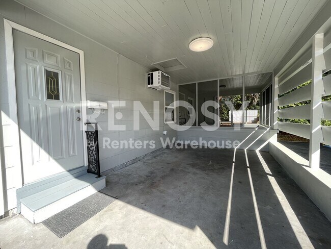 Building Photo - Freshly Renovated 2 Bed/1 Bath Apartment in Clearwater