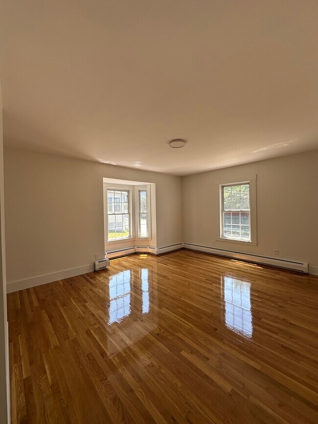 Amplia sala de estar con abundante luz natural. - 7 Buxton Ct