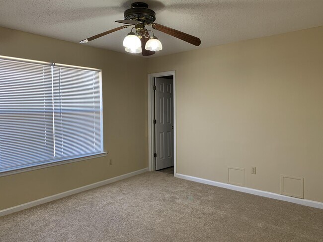 Foto del edificio - 1430 Paul Caswell Blvd
