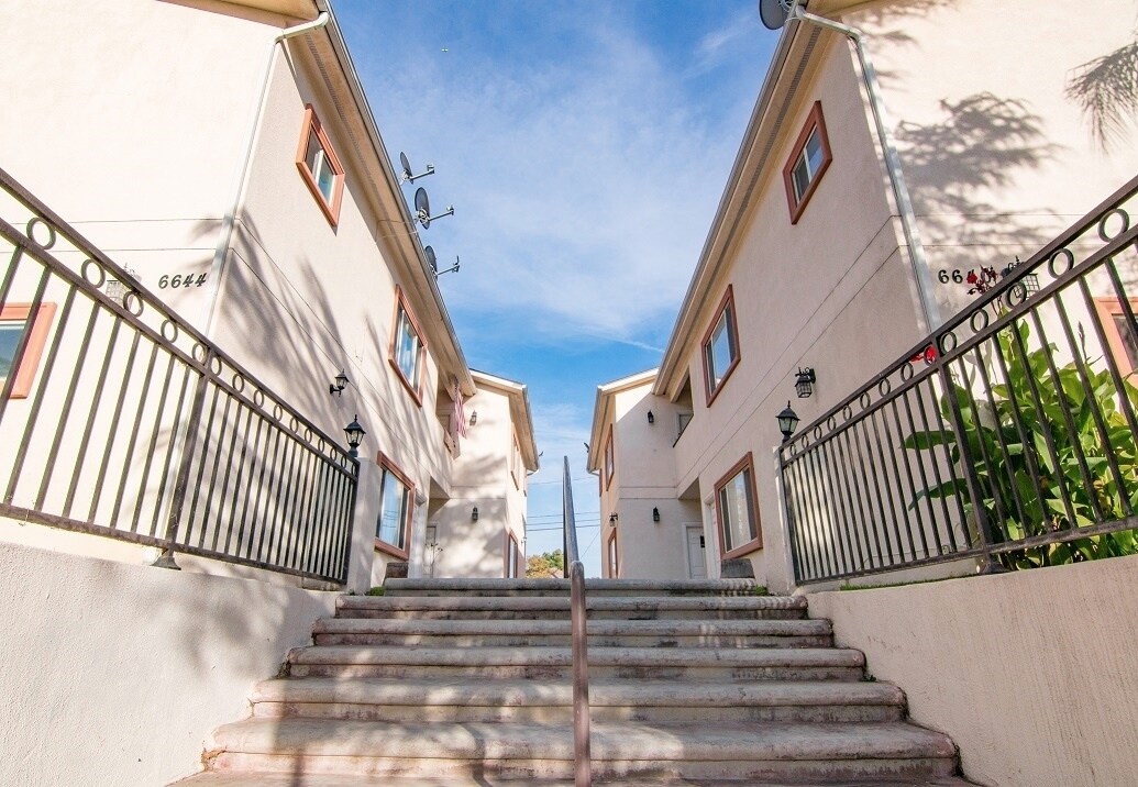 Foto principal - 6640 Balboa Blvd