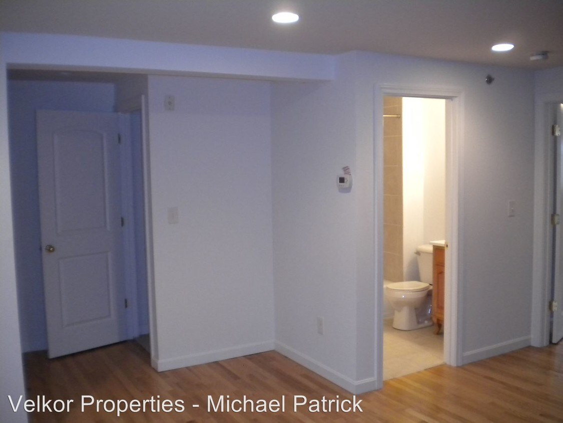 Building Photo - 645 Saratoga St