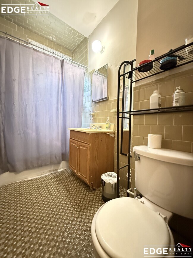 Building Photo - 160 Strathmore Rd