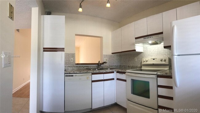 Building Photo - 6550 Somerset Dr