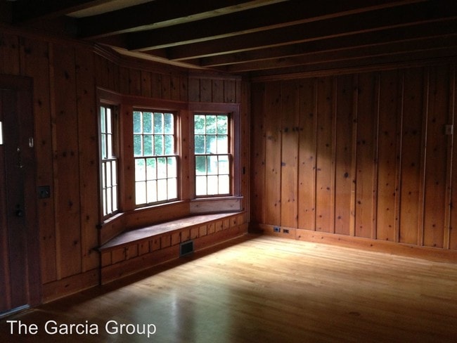 Building Photo - 4 br, 2.5 bath House - 1667 Lake Front Road